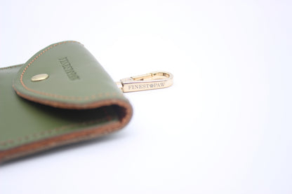 FinestPaw_Hundetuetenhalter_Soft_Slim_waldgruen-cognac_gold_haken