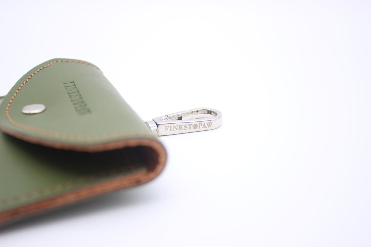 FinestPaw_Hundetuetenhalter_Soft_Slim_waldgruen-cognac_silber_haken