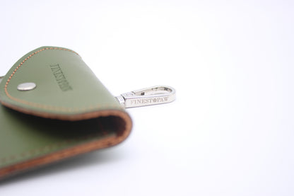 FinestPaw_Hundetuetenhalter_Soft_Slim_waldgruen-cognac_silber_haken