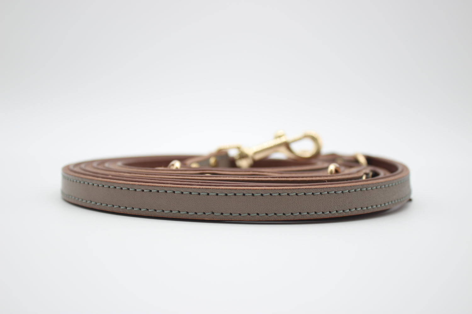 FinestPaw_Leine_Klassik_Premium_Fuehrleine_taupe_all_1.5cm_gold_logo